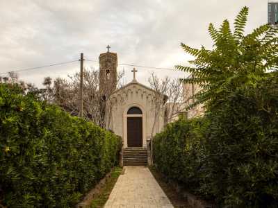 Ci avviciniamo al tempio e ci godiamo la bellezza del viale di ingresso, l� dove aiuole di pitosforo ci accompagnano al portone...